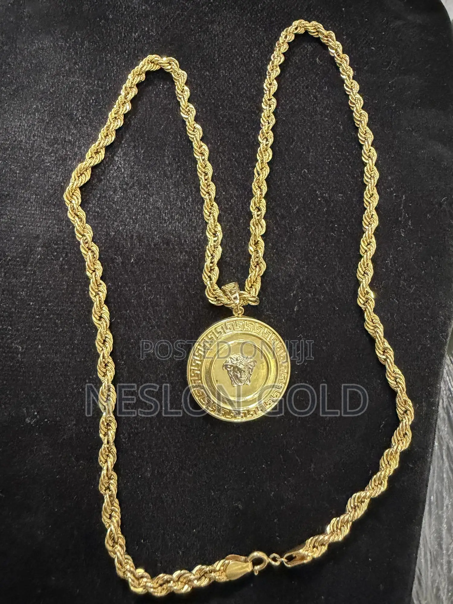 Italy 750 Pure Gold With Vasae Pendant