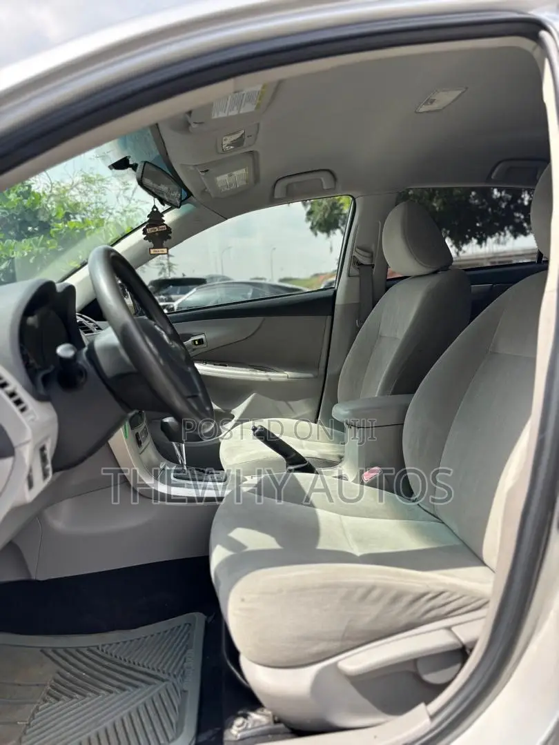 Toyota Corolla LE 4dr Sedan (1.8L 4cyl 4A) 2013 Silver