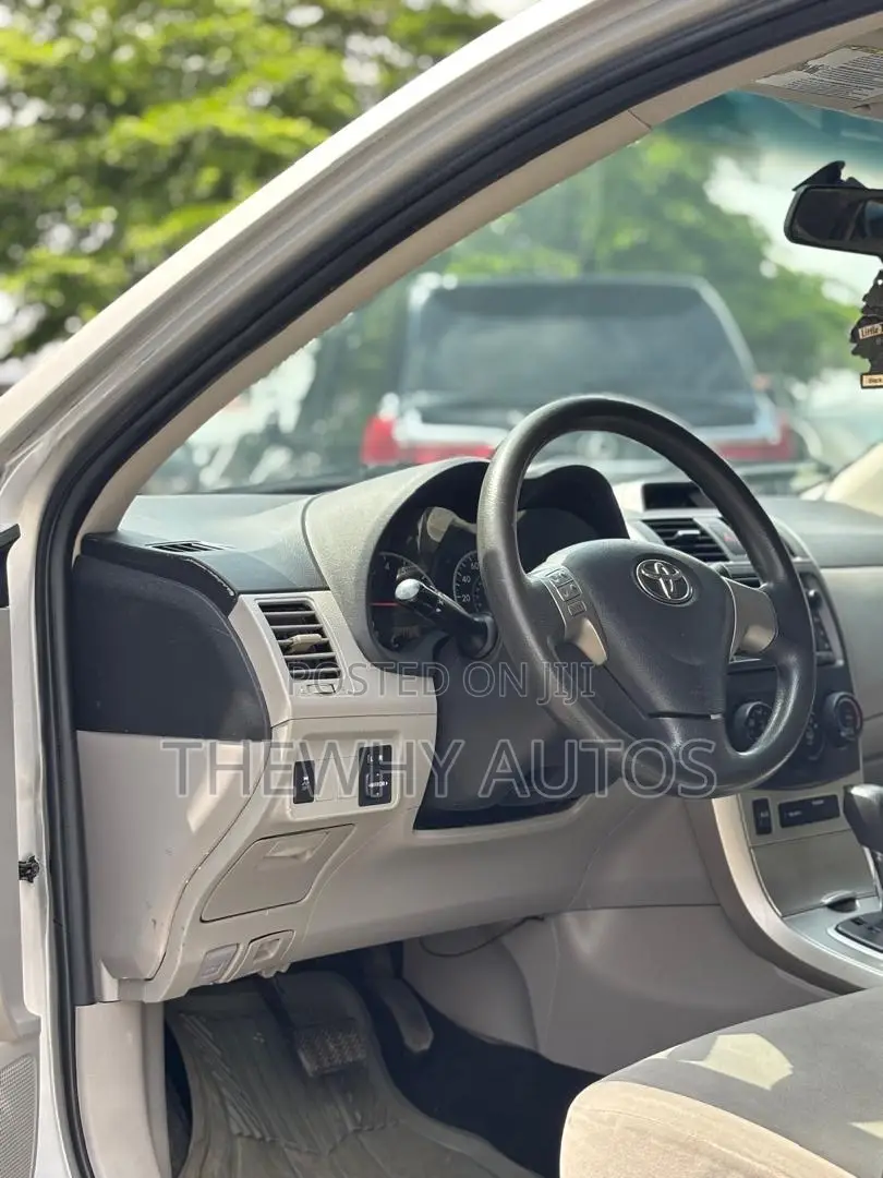 Toyota Corolla LE 4dr Sedan (1.8L 4cyl 4A) 2013 Silver