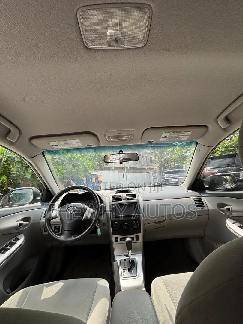 Toyota Corolla LE 4dr Sedan (1.8L 4cyl 4A) 2013 Silver