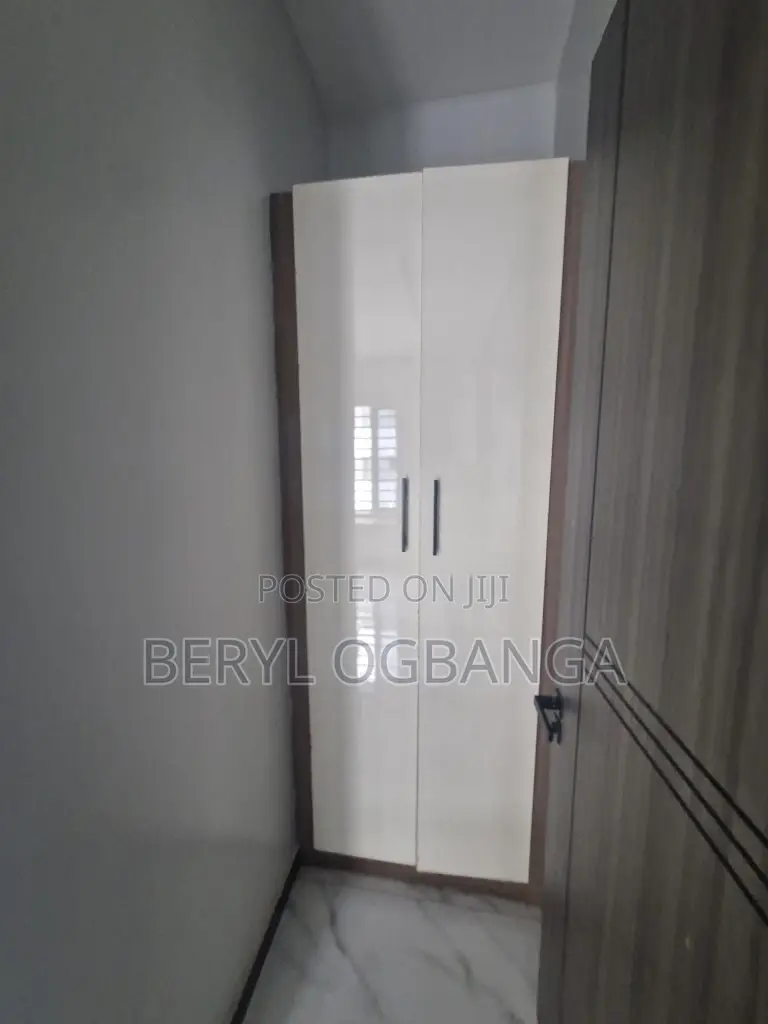 2bdrm Apartment in Lekki Phase 1 for sale