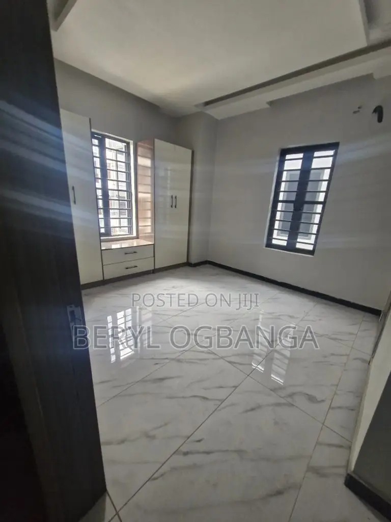2bdrm Apartment in Lekki Phase 1 for sale