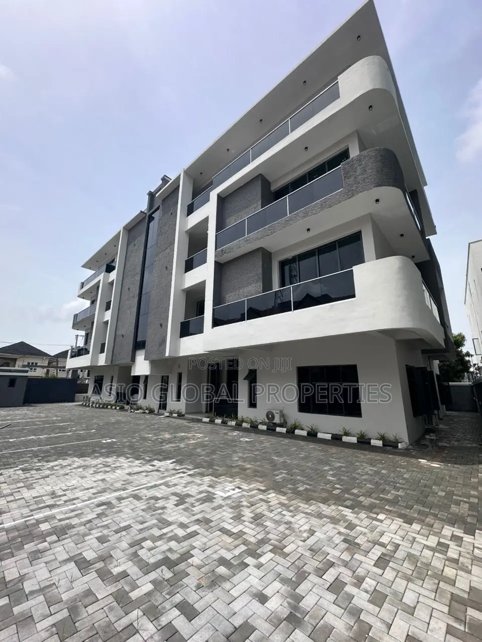 3bdrm Apartment in Lekki Phase 1 for sale