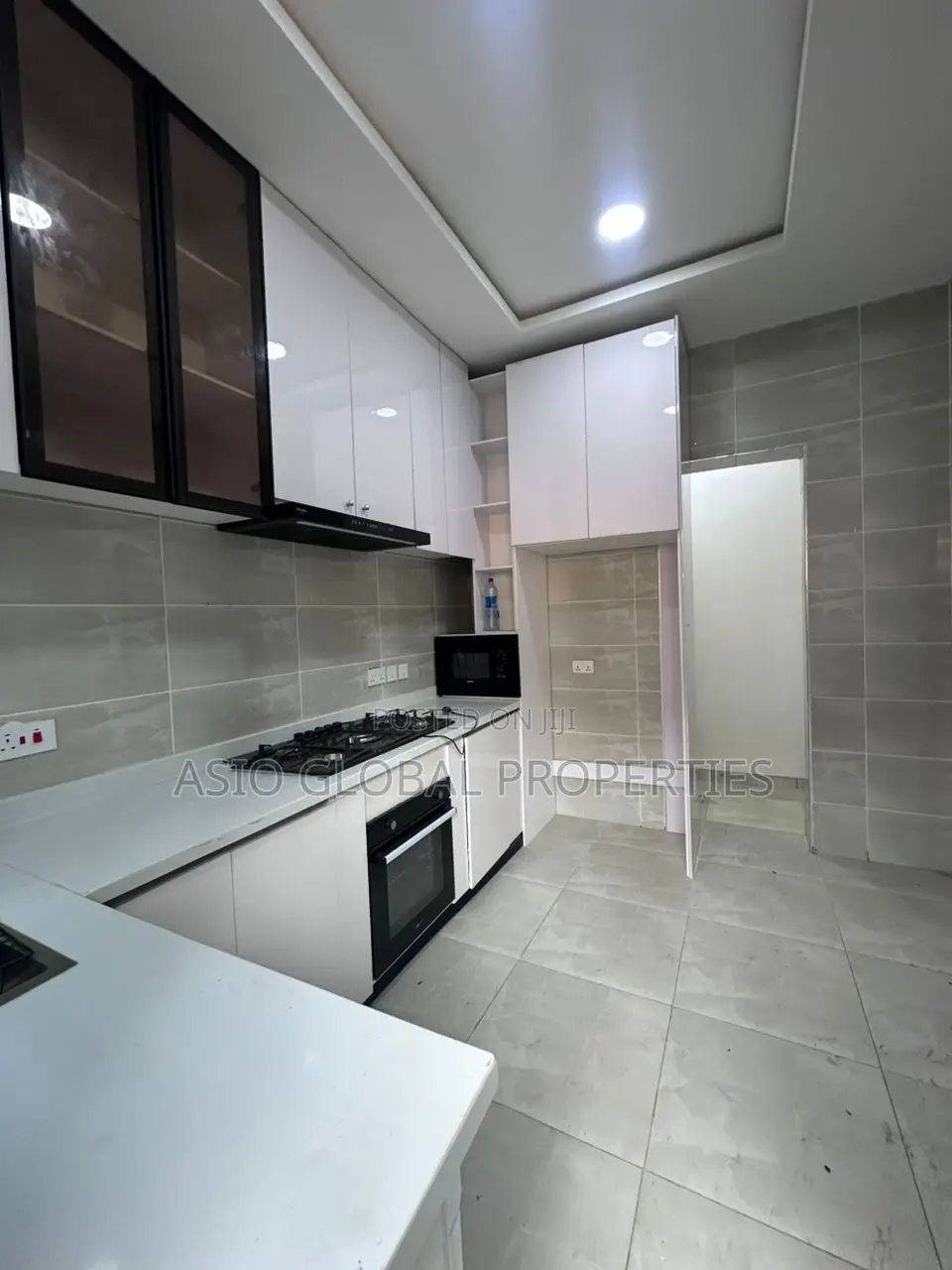 3bdrm Apartment in Lekki Phase 1 for sale