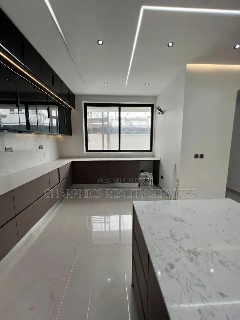 5bdrm Duplex in Lekki Phase 1 for sale
