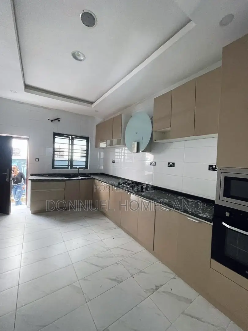 5bdrm Duplex in Ikota for rent