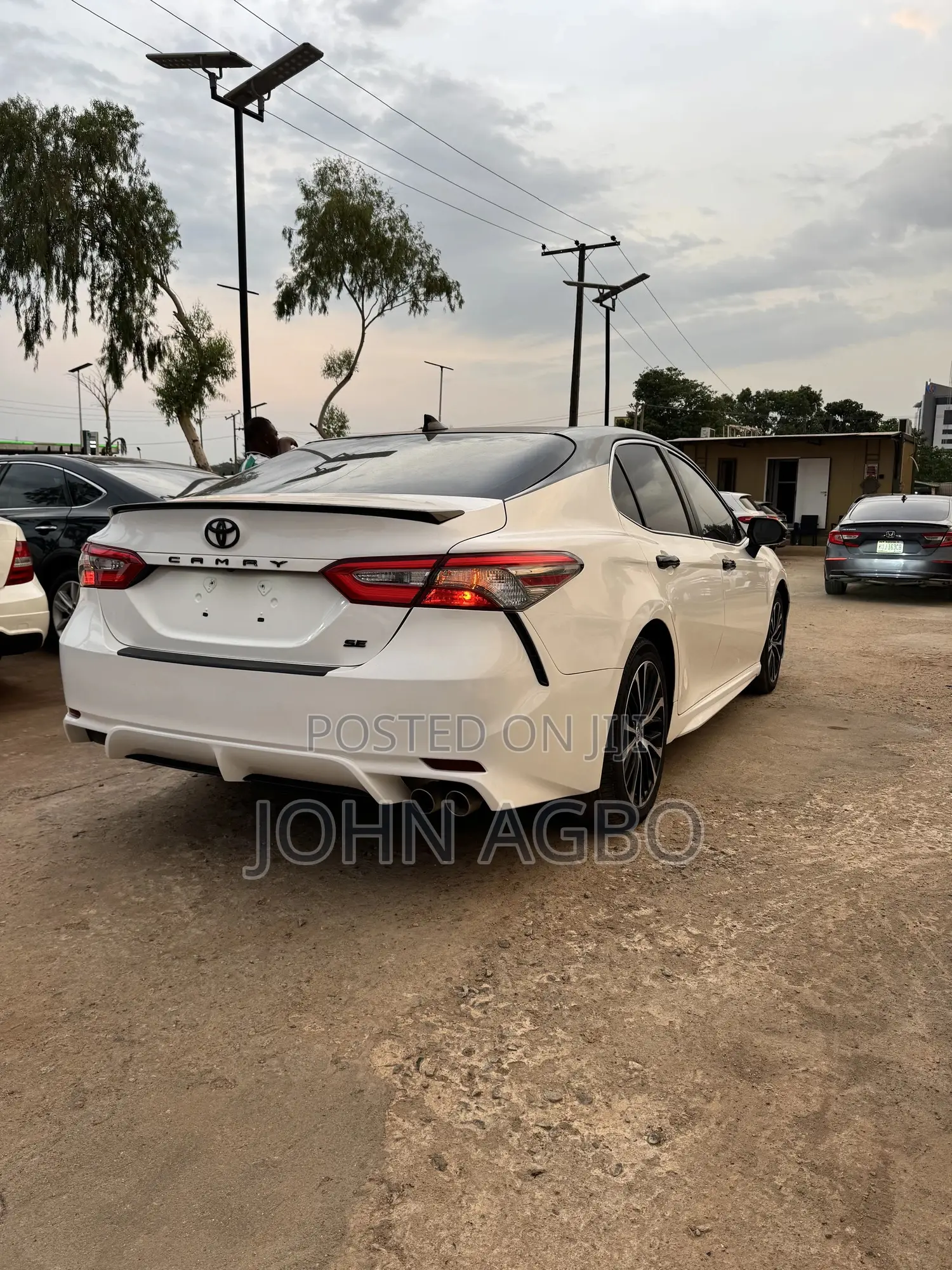 Toyota Camry SE FWD 2020 White