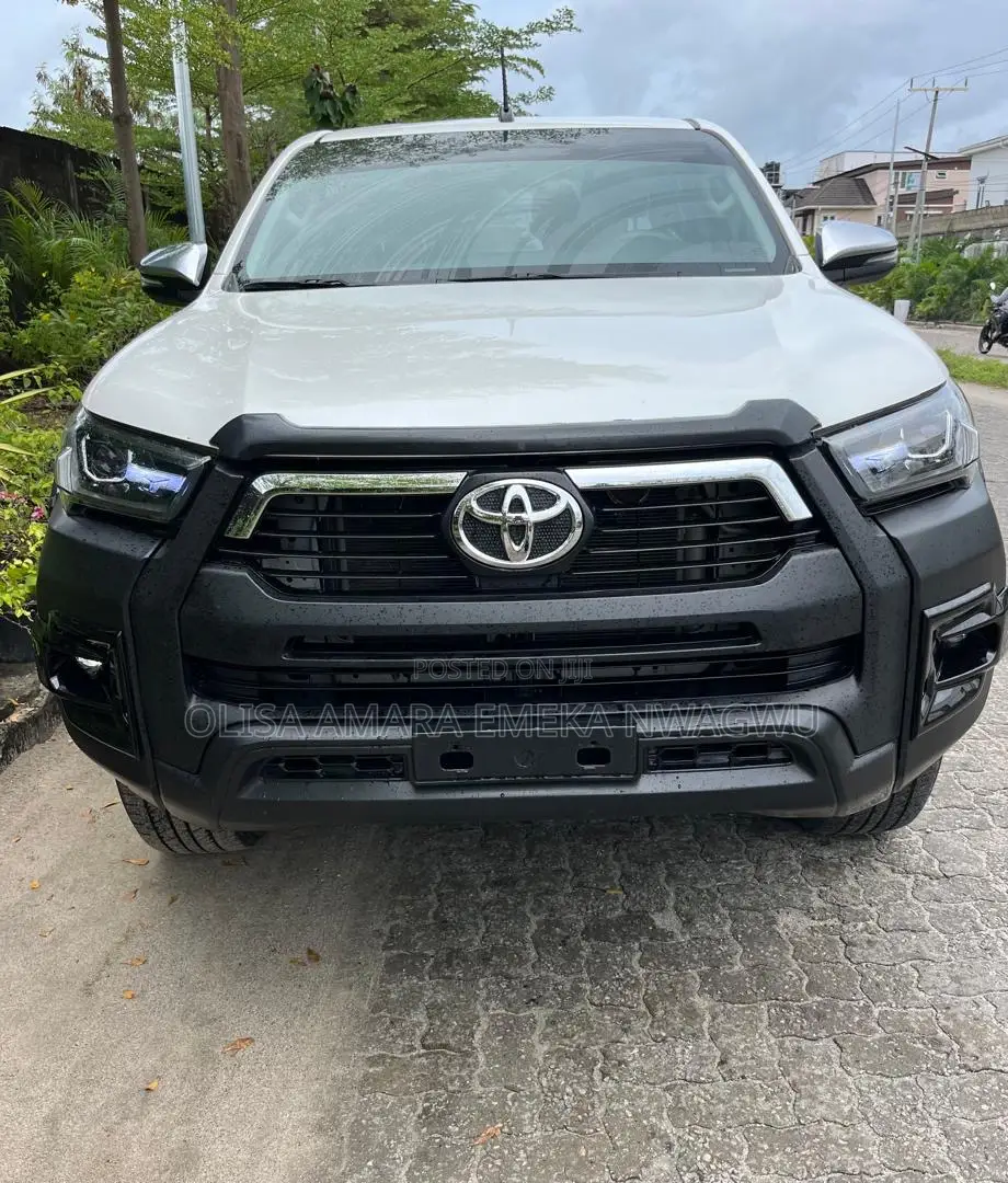 Toyota Hilux 2021 White
