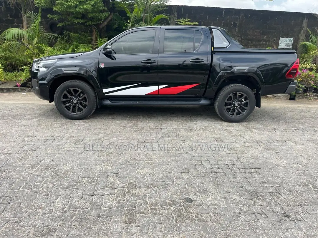 Toyota Hilux 2023 White