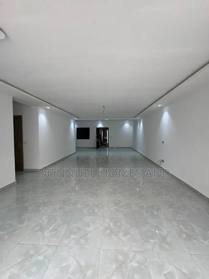 3bdrm Apartment in Lekki Expressway for sale