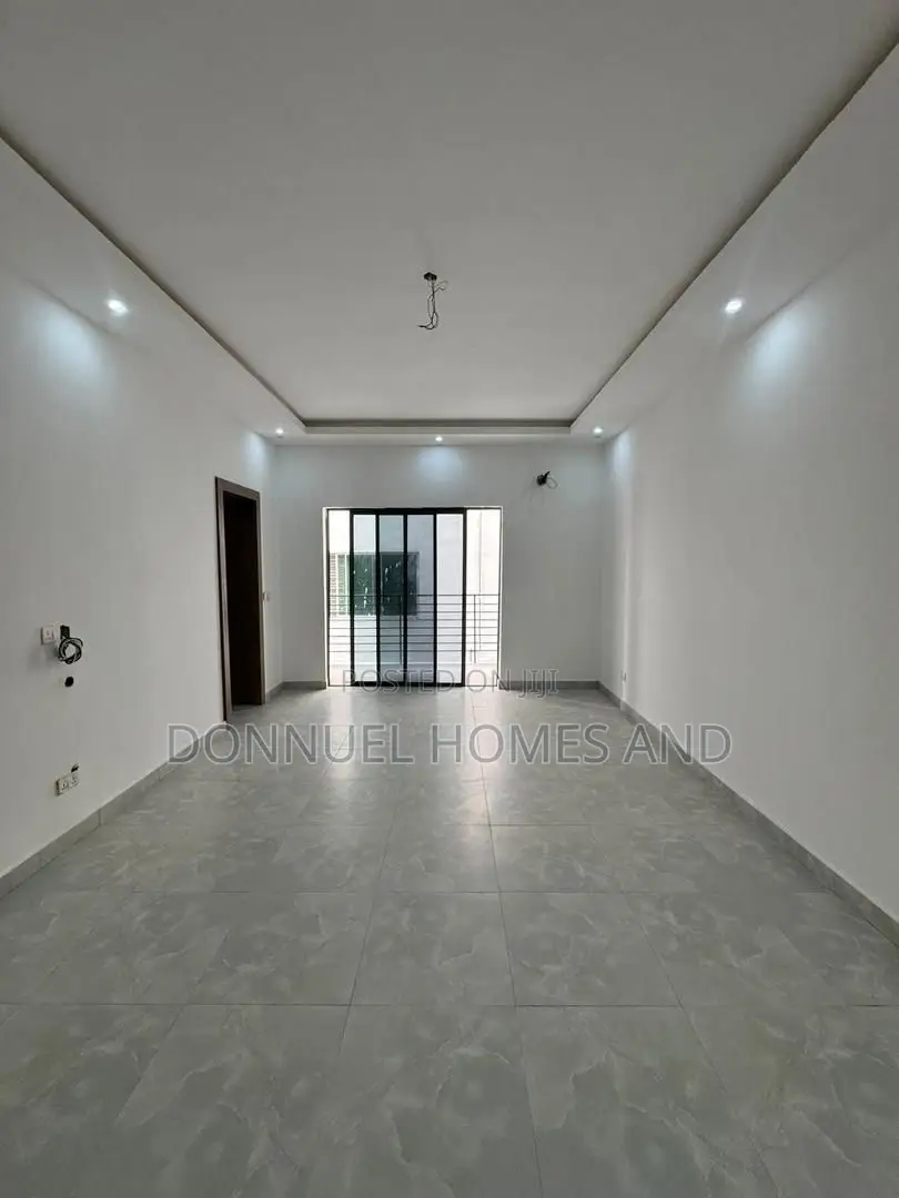 3bdrm Apartment in Lekki Expressway for sale