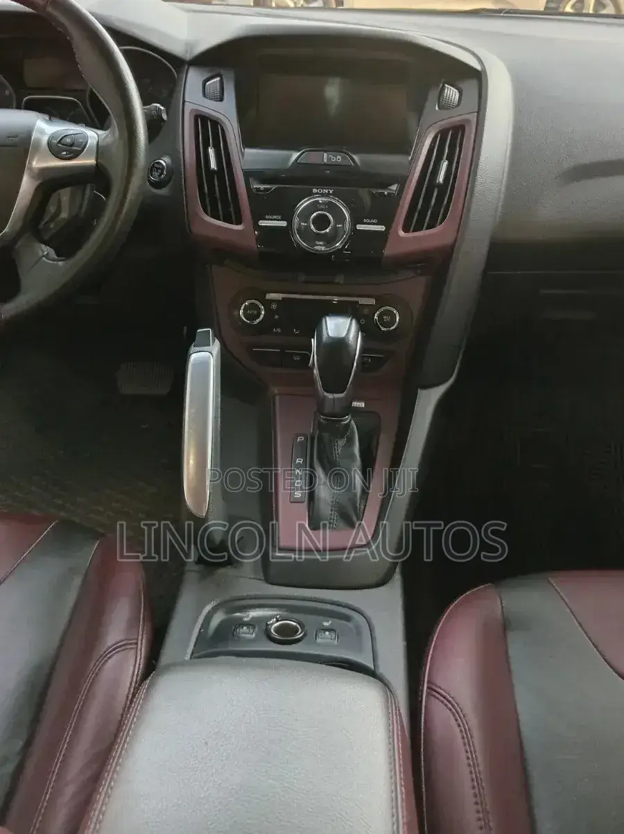 Ford Focus Titanium Hatchback FWD (2.0L 4cyl 5M) 2012 Silver