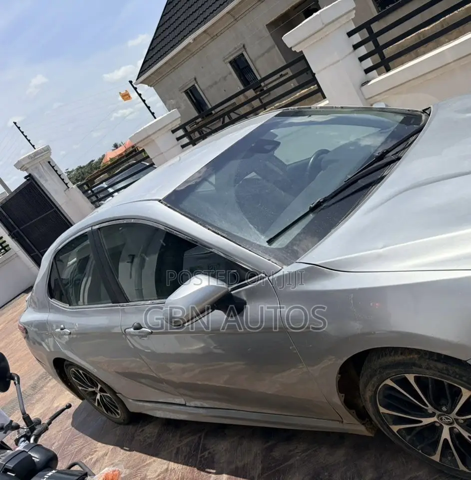 Toyota Camry SE (2.5L 4cyl 8A) 2019 Silver