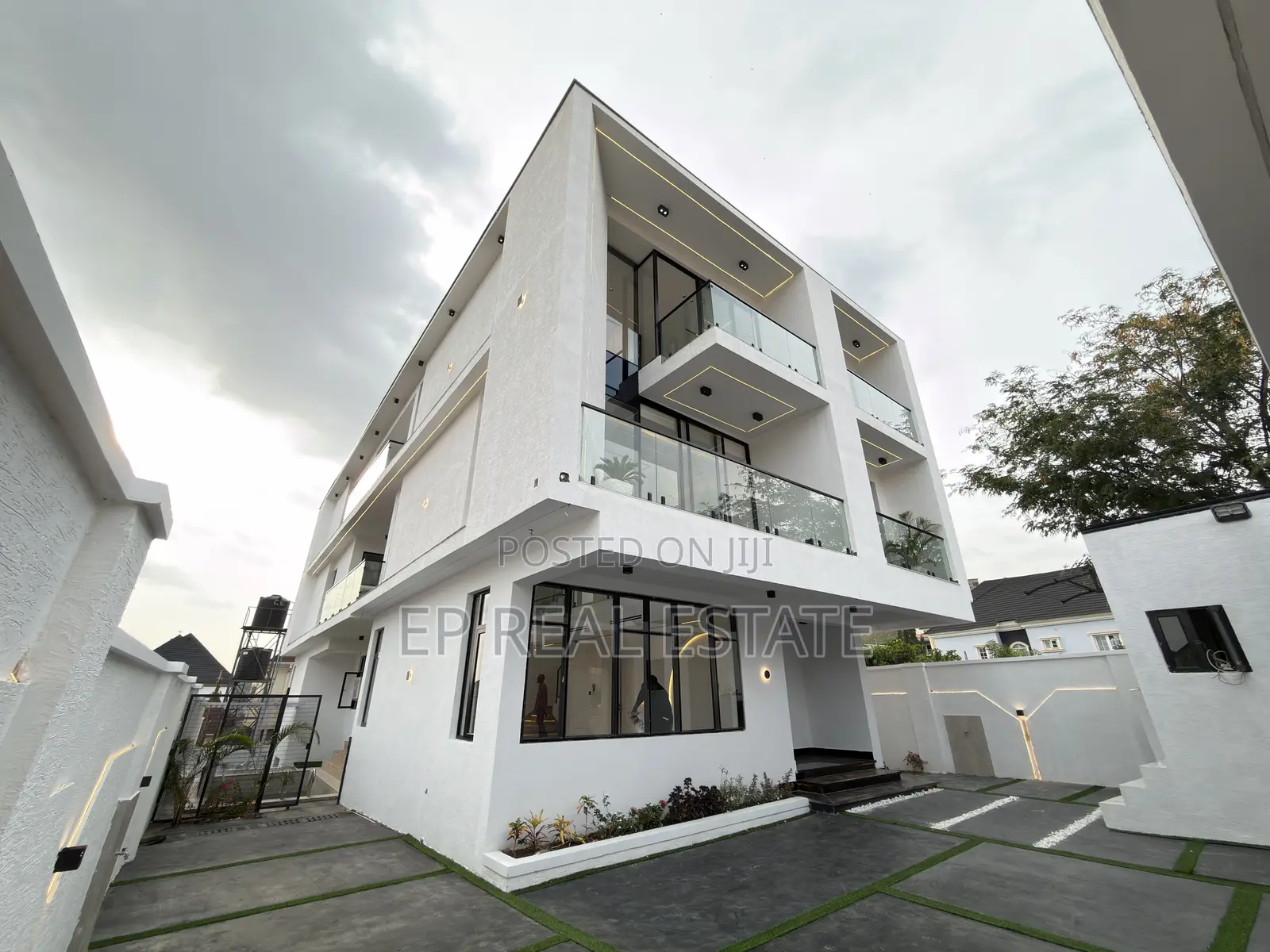 5bdrm Duplex in Apo for sale