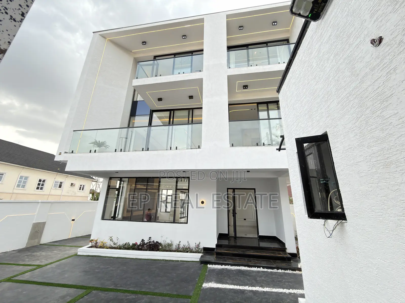 5bdrm Duplex in Apo for sale