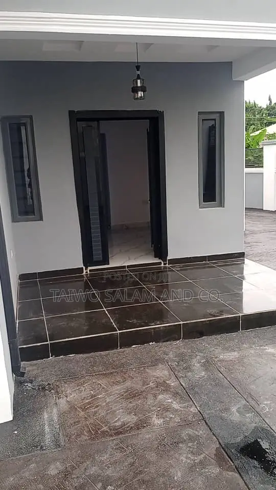 5bdrm Duplex in Larry Estate for sale