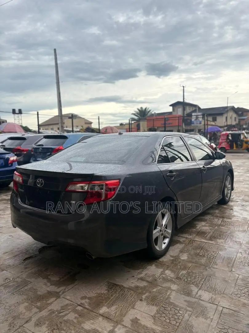 Toyota Camry SE 4dr Sedan (2.5L 4cyl 6A) 2012 Gray