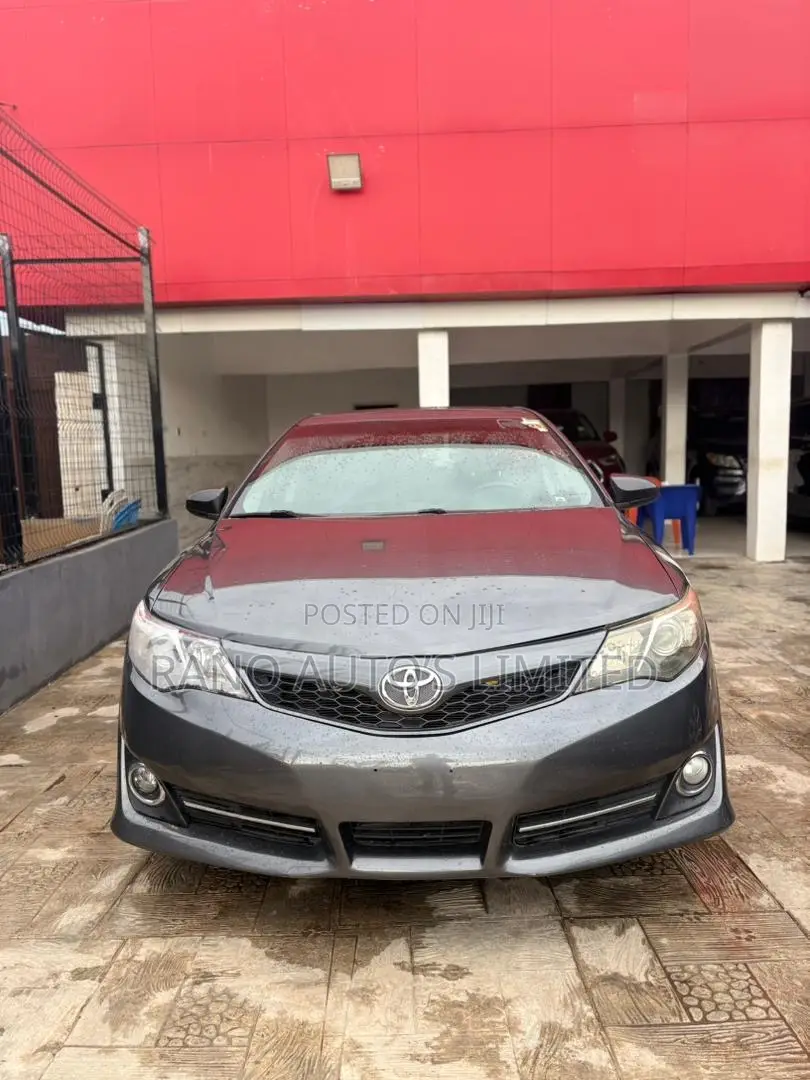 Toyota Camry SE 4dr Sedan (2.5L 4cyl 6A) 2012 Gray