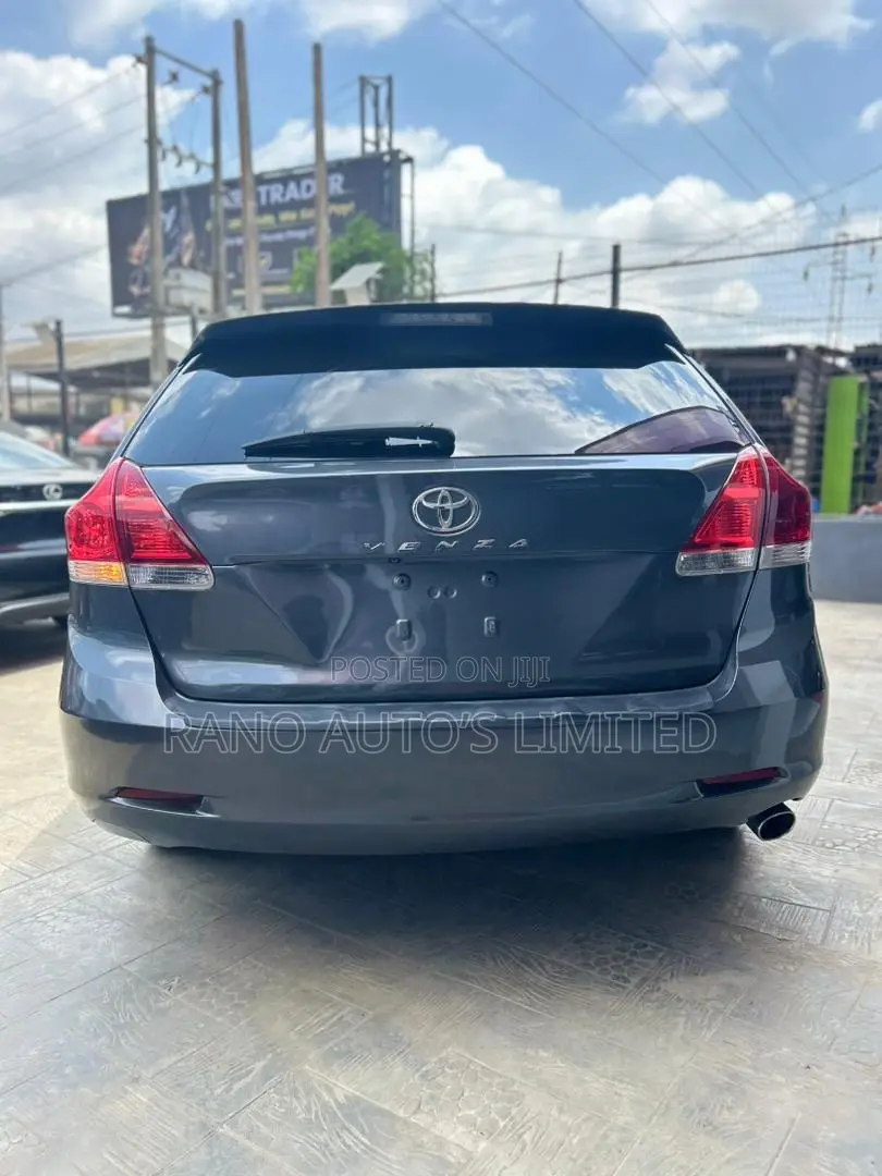 Toyota Venza LE 2010 Gray
