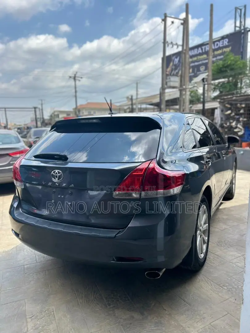 Toyota Venza LE 2010 Gray