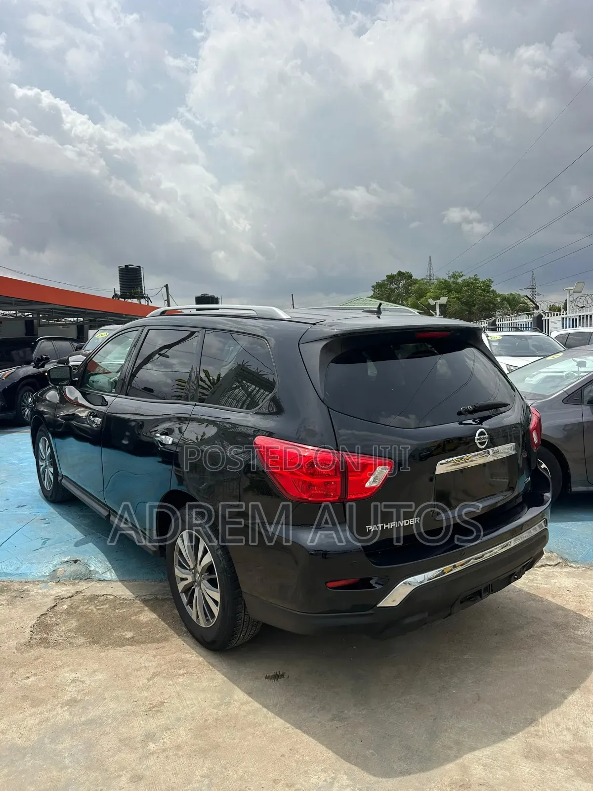 Nissan Pathfinder SV 2018 Black