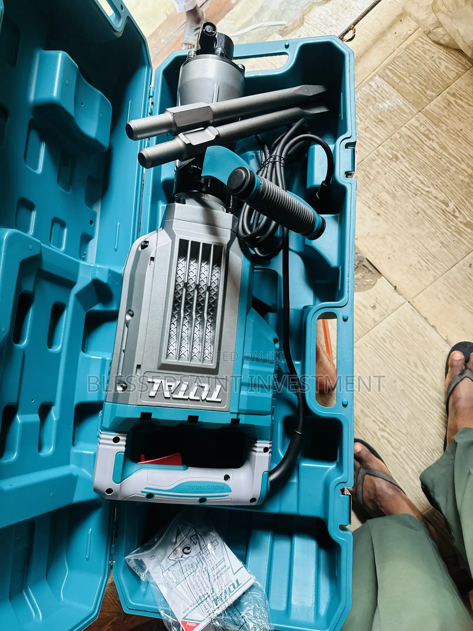 Total Industrial Demolition Breaker 1700w Jack Hammer 2 Chisels