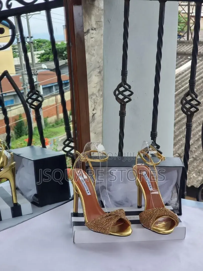 Aquazzura Heel
Colour: Gold and Silver. Size: 37 to 42. Boxed