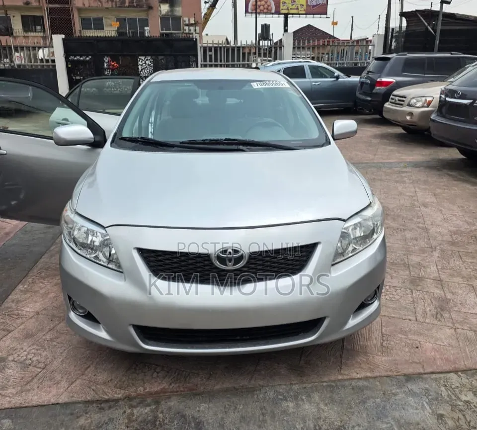 Toyota Corolla LE 4dr Sedan (1.8L 4cyl 4A) 2010 Silver