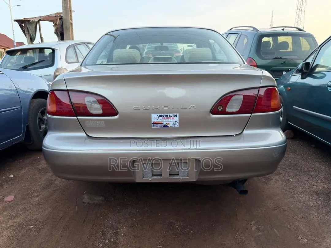 Toyota Corolla 2000 Gold