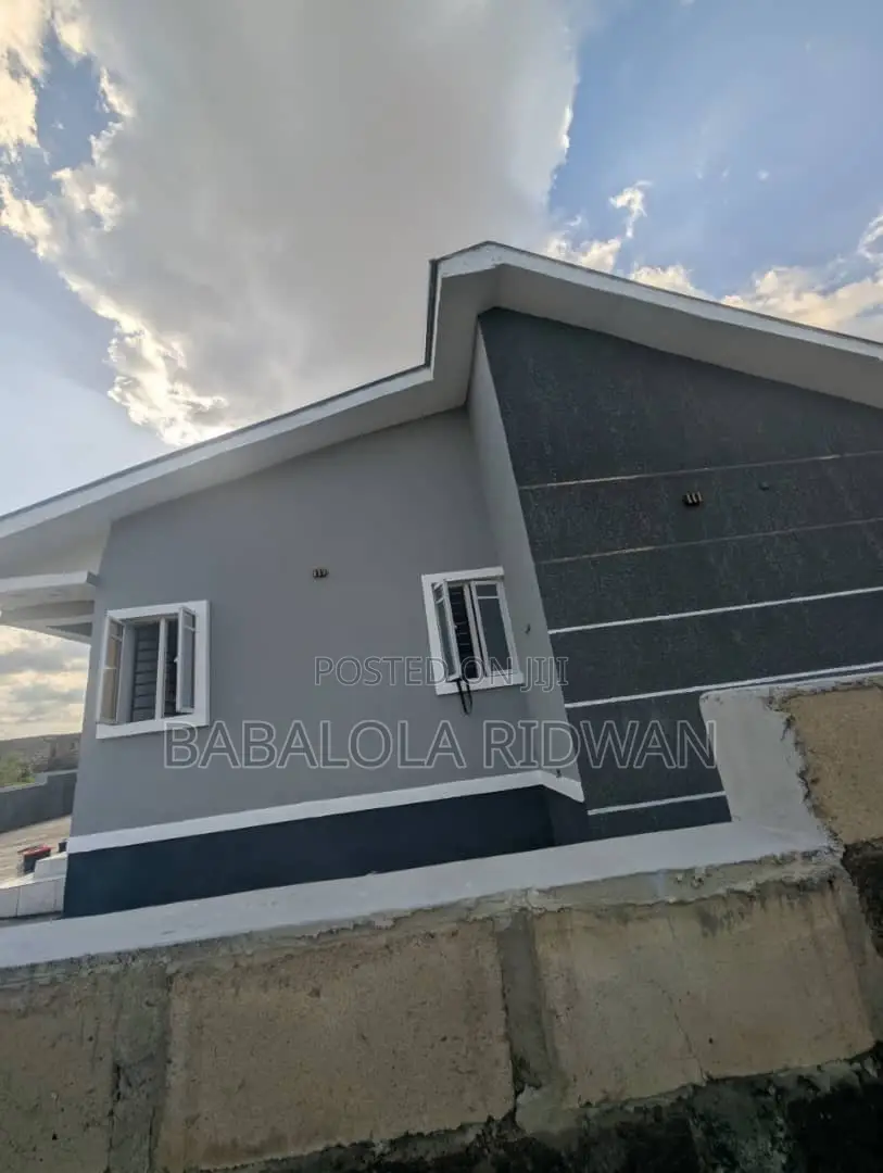 3bdrm Bungalow in Transformation Est,, Idishin for sale