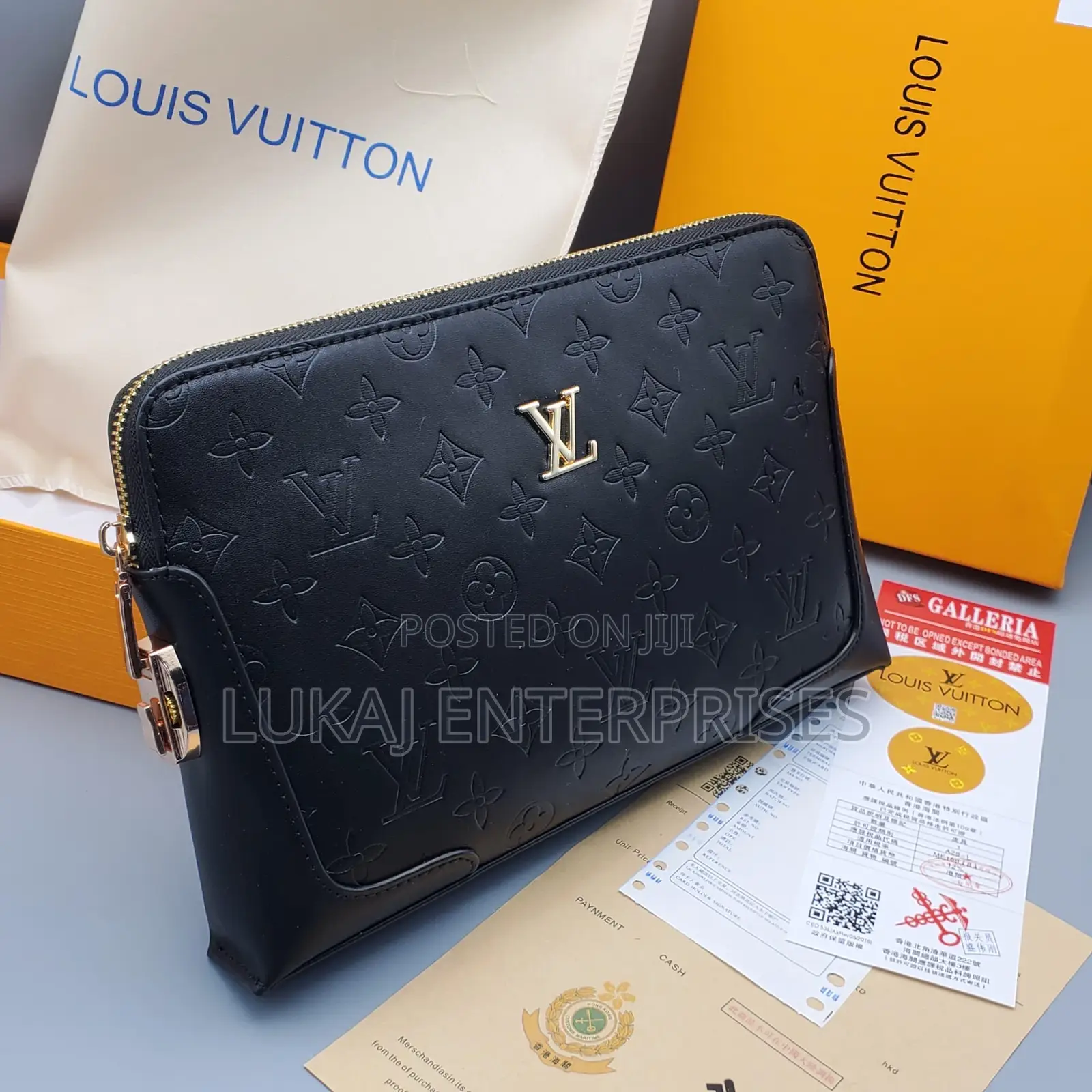 Louis Vuitton Pose