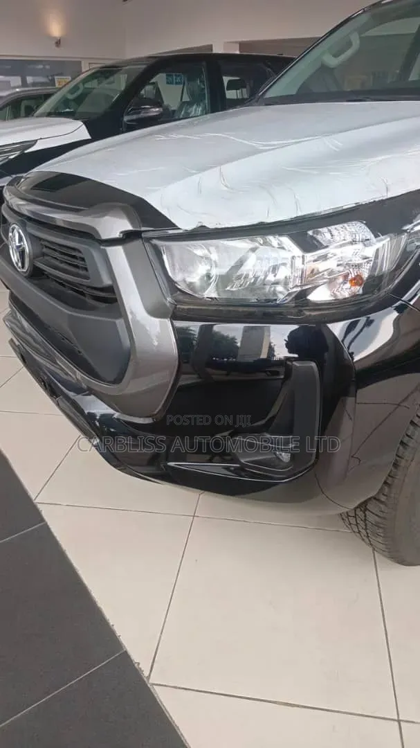New Toyota Hilux 2025 Black