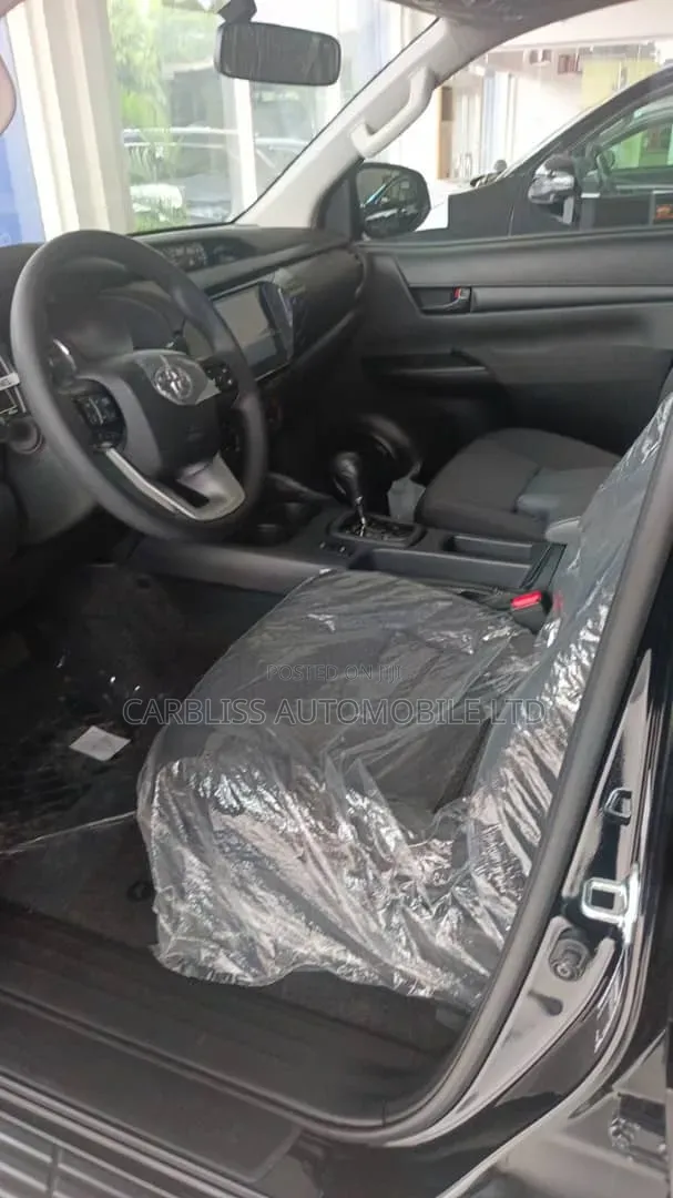 New Toyota Hilux 2025 Black