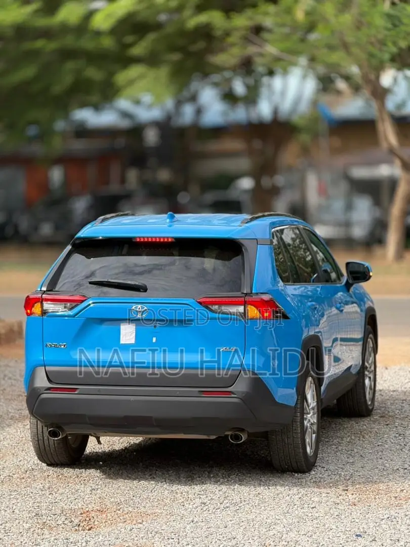 Toyota RAV4 2021 Blue