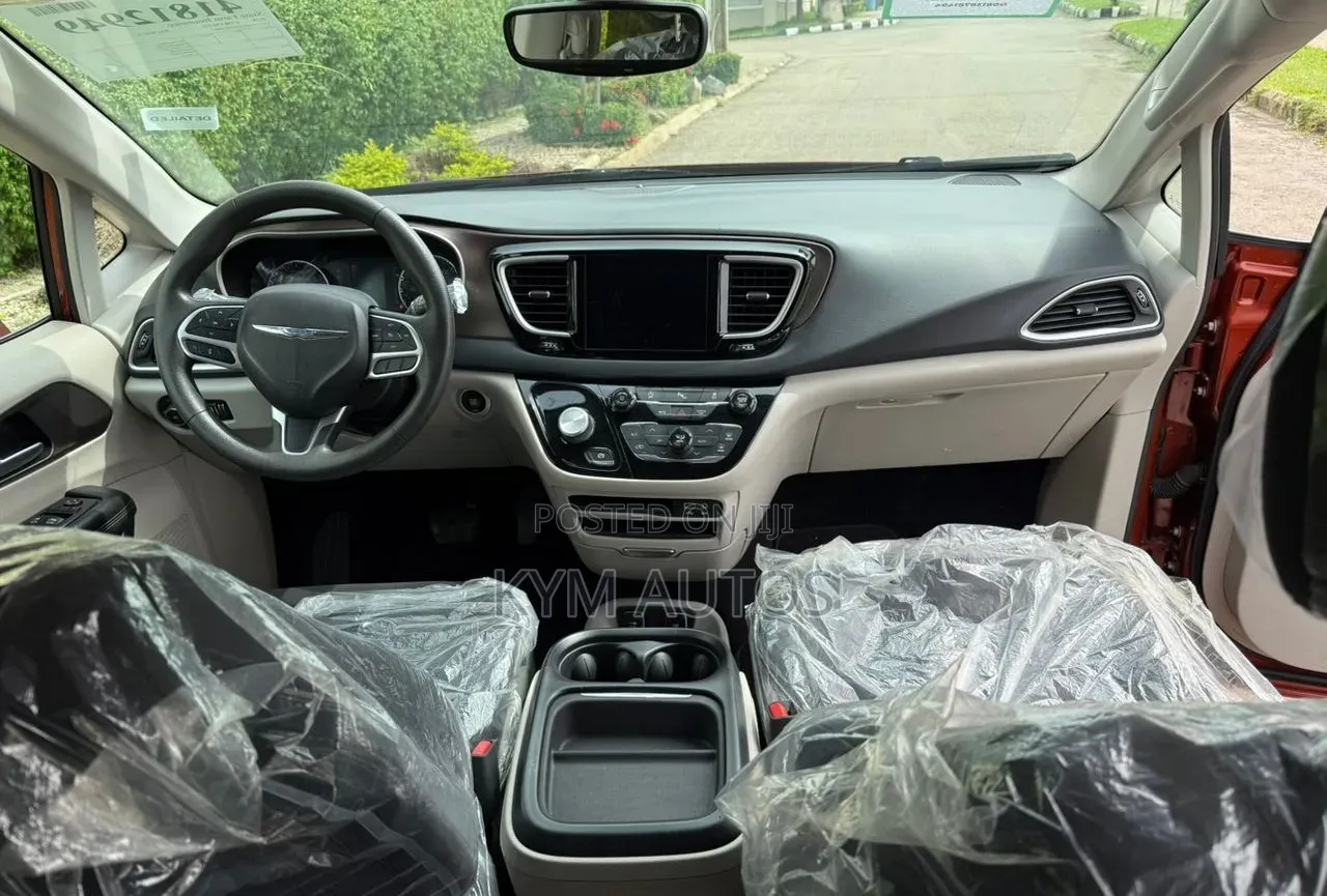 Chrysler Pacifica 3.6 Petrol FWD 2018 Orange