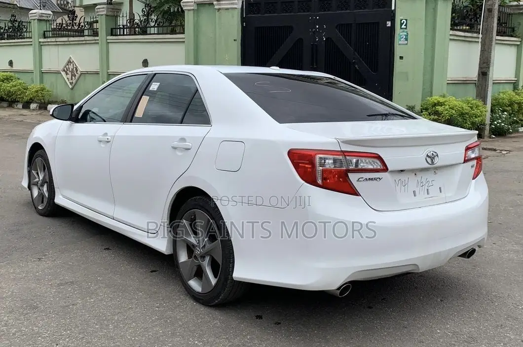 Toyota Camry SE V6 4dr Sedan (3.5L 6cyl 6A) 2013 White