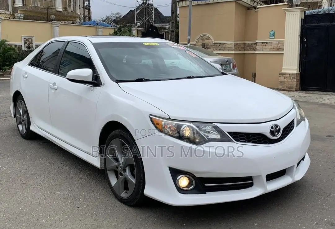Toyota Camry SE V6 4dr Sedan (3.5L 6cyl 6A) 2013 White