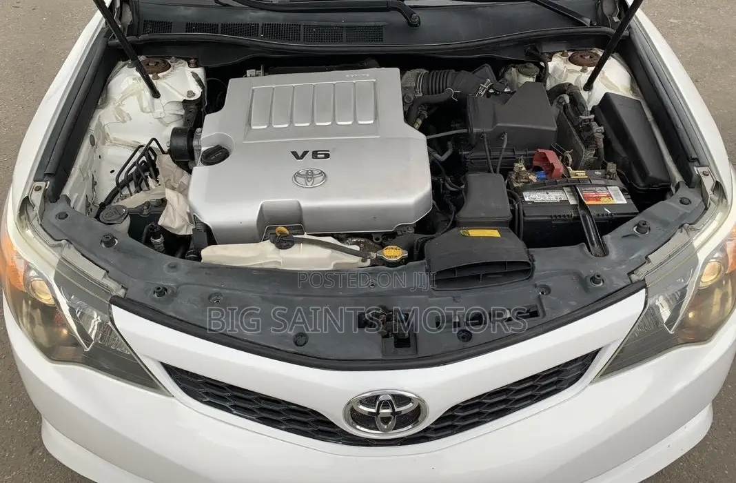 Toyota Camry SE V6 4dr Sedan (3.5L 6cyl 6A) 2013 White
