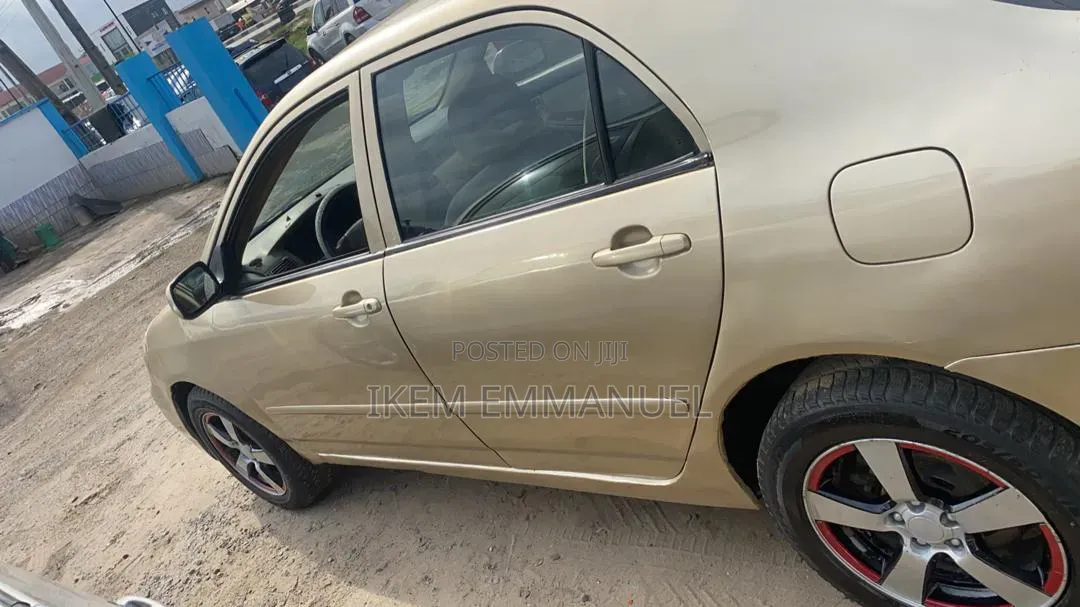 Toyota Corolla LE 2024 Gold