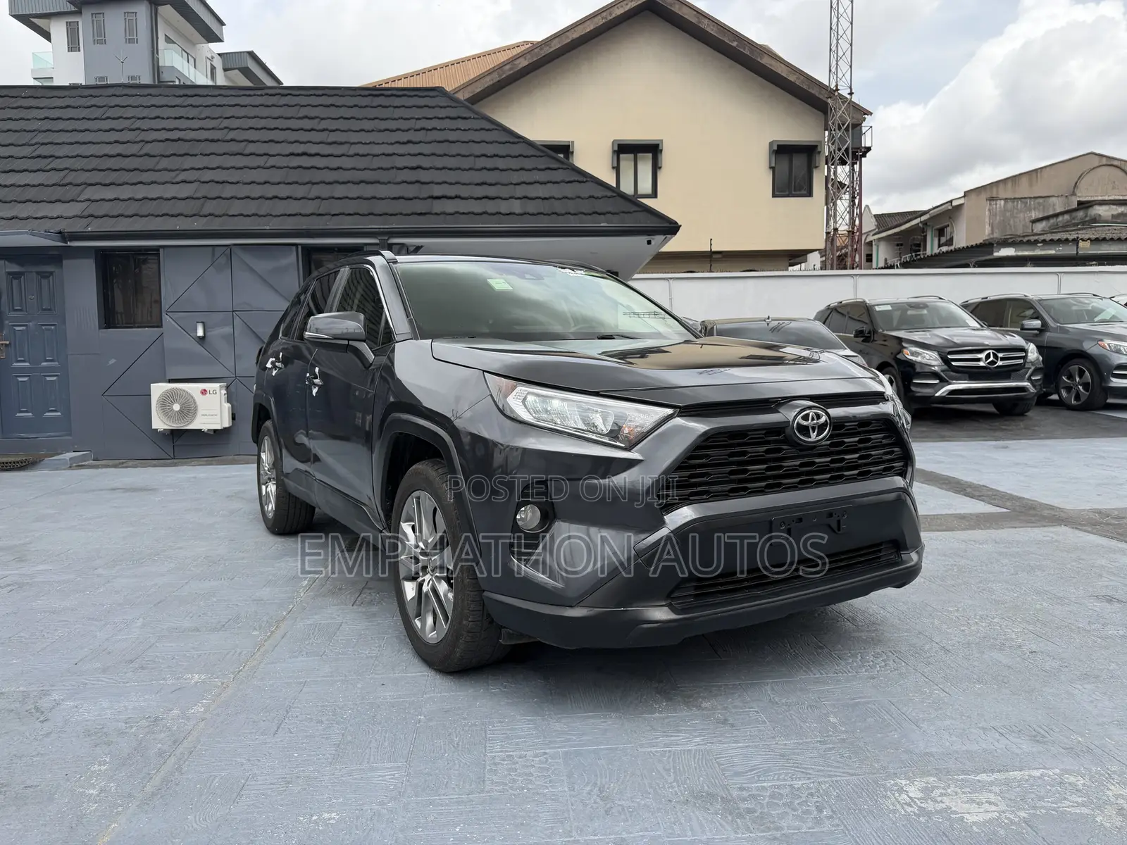 Toyota RAV4 XLE AWD 2019 Gray