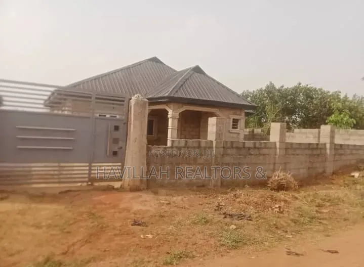 3bdrm Apartment in Eyin Ogbe, Adamo for sale