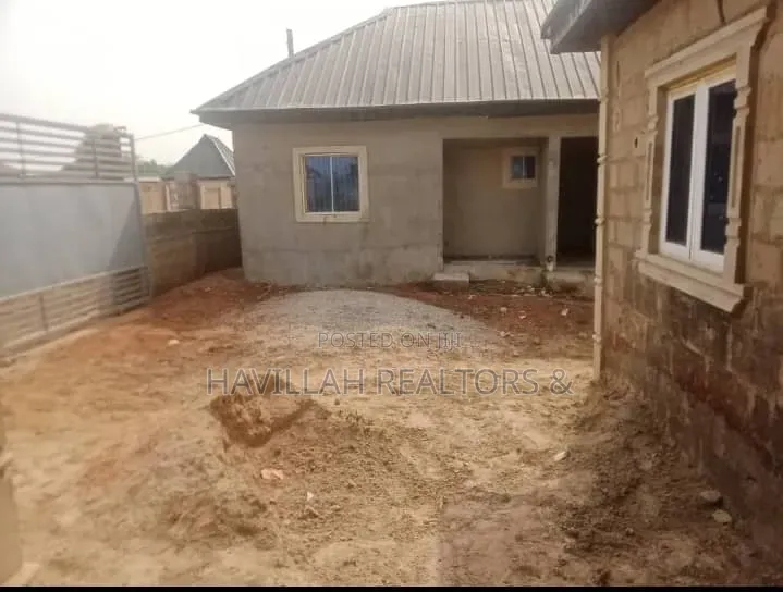 3bdrm Apartment in Eyin Ogbe, Adamo for sale