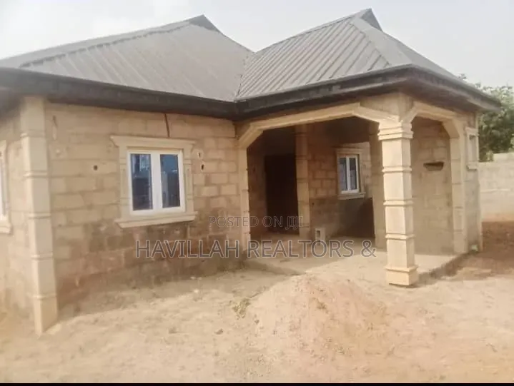 3bdrm Apartment in Eyin Ogbe, Adamo for sale