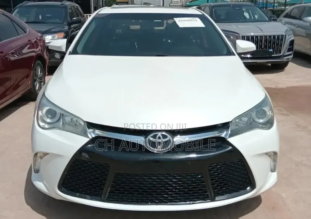 Toyota Camry SE w/Special Edition Pkg (2.5L 4cyl 6A) 2016 Off white