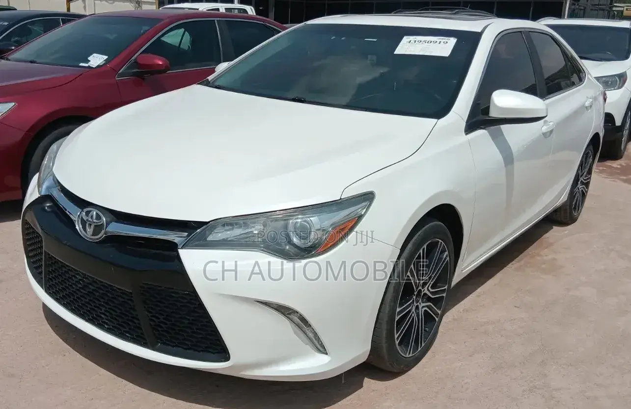 Toyota Camry SE w/Special Edition Pkg (2.5L 4cyl 6A) 2016 Off white