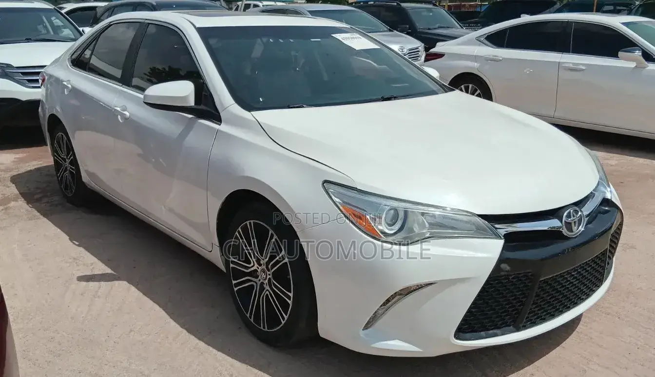 Toyota Camry SE w/Special Edition Pkg (2.5L 4cyl 6A) 2016 Off white