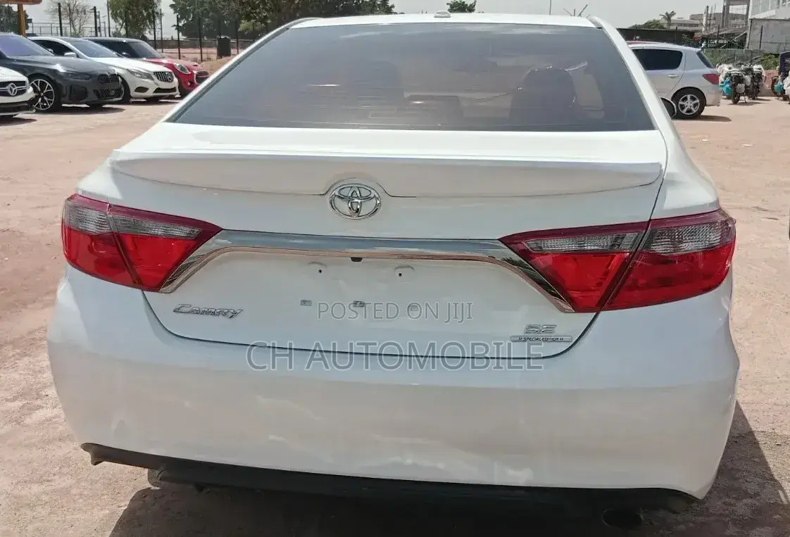 Toyota Camry SE w/Special Edition Pkg (2.5L 4cyl 6A) 2016 Off white