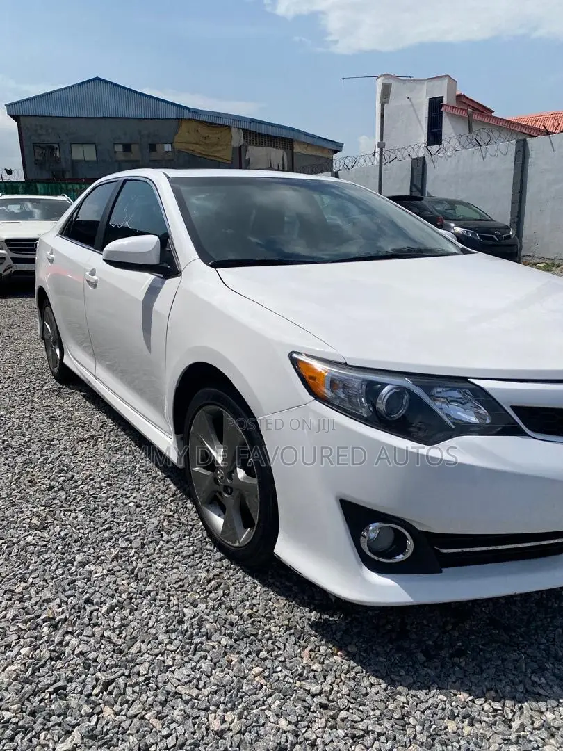 Toyota Camry SE V6 4dr Sedan (3.5L 6cyl 6A) 2012 White