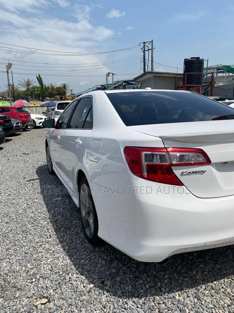 Toyota Camry SE V6 4dr Sedan (3.5L 6cyl 6A) 2012 White