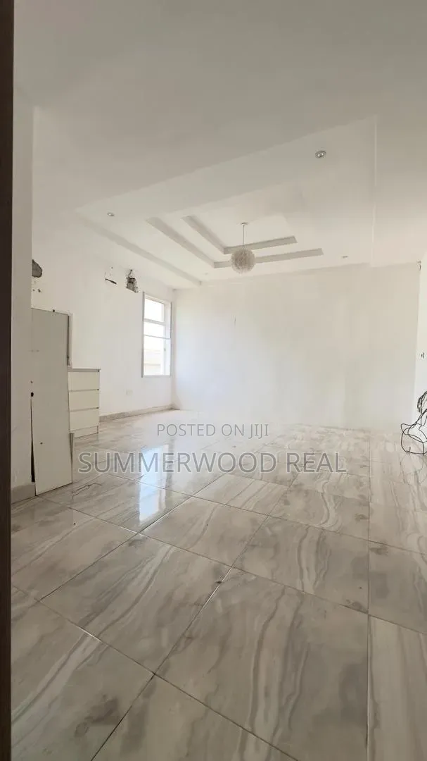 Mini Flat in Chevron for rent